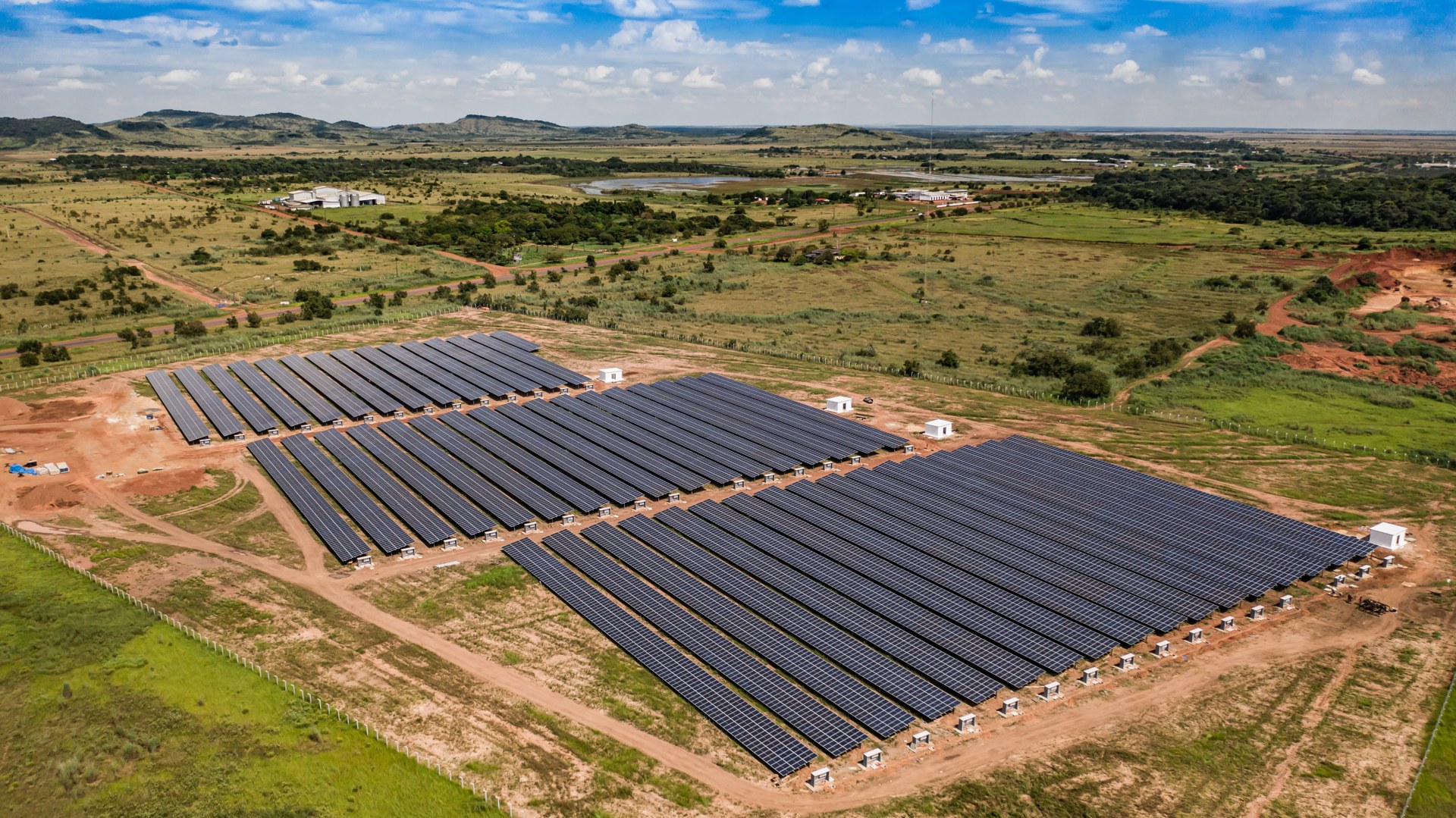 Usina solar de grande porte vista do alto